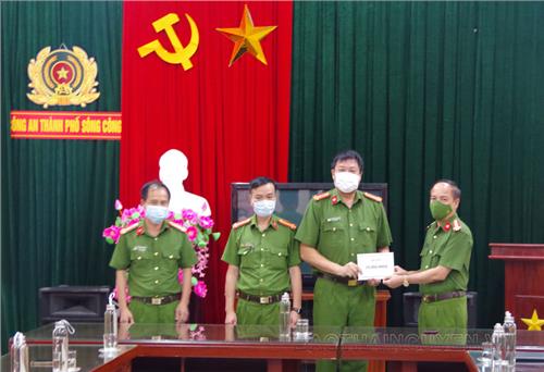 Khen thưởng đột xuất Công an T.P Sông Công