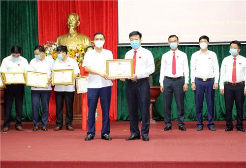 Khen thưởng nhiều tập thể, cá nhân 