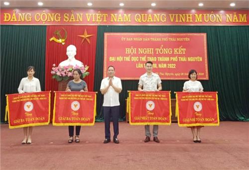 Khen thưởng tập thể, cá nhân có thành tích xuất sắc trong tổ chức Đại hội Thể dục thể thao