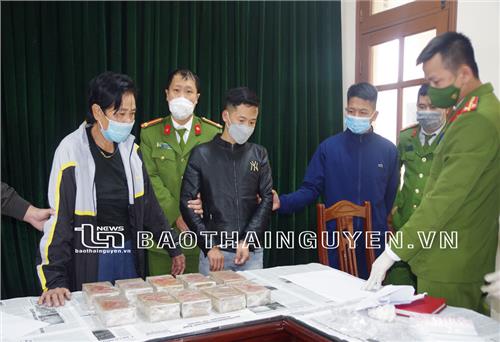 Khởi tố nhóm đối tượng mua bán trái phép 20 bánh heroin
