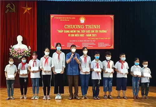 Phú Lương: Trao 69 suất học bổng cho học sinh nghèo