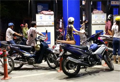 Giữ nguyên giá xăng dầu, giảm trích lập quỹ để bù đắp chênh lệch giá