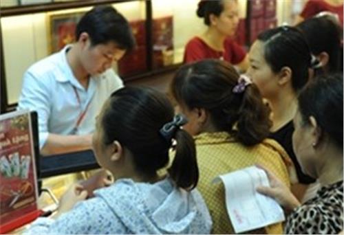 Giá vàng trong nước tiếp tục giảm, vẫn cách xa giá thế giới