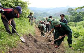 Chia sẻ khó khăn với bản Lũng Luông