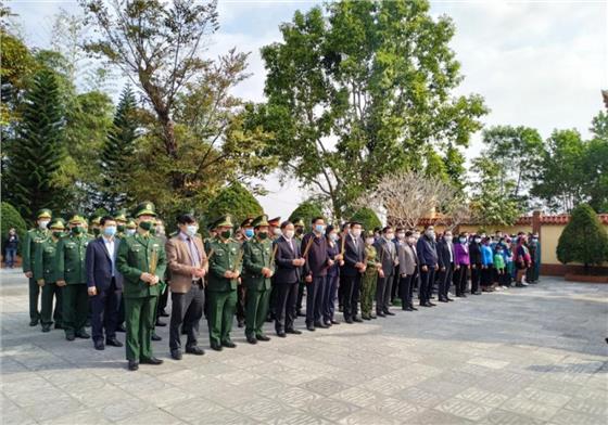 Tư lệnh Bộ đội biên phòng và lãnh đạo tỉnh Quảng Ninh dâng hương tại Đài tưởng niệm Liệt sĩ Pò Hèn