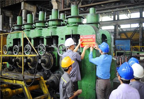 Gắn biển hai công trình chào mừng đại hội XVI Công đoàn tỉnh
