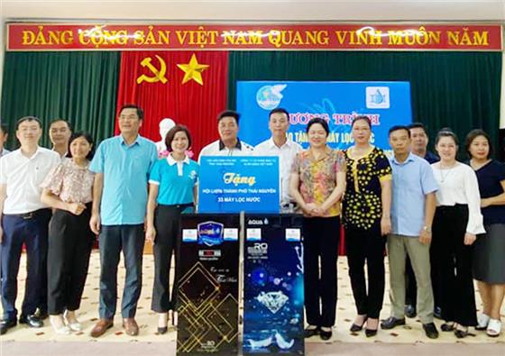 Tiếp nhận 33 máy lọc nước lắp đặt cho hội viên phụ nữ