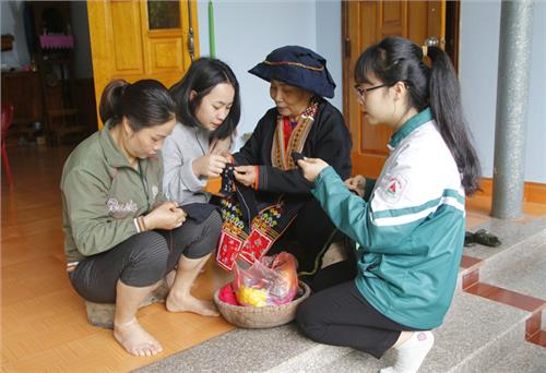Người tâm huyết giữ gìn trang phục truyền thống dân tộc Dao