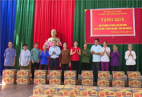 Trao 450 thùng mỳ tôm cho hộ nghèo 