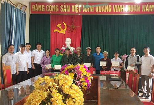 Tặng quà cho người có công, gia đình chính sách