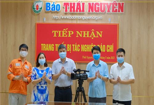 Báo Thái Nguyên tiếp nhận thiết bị tác nghiệp báo chí