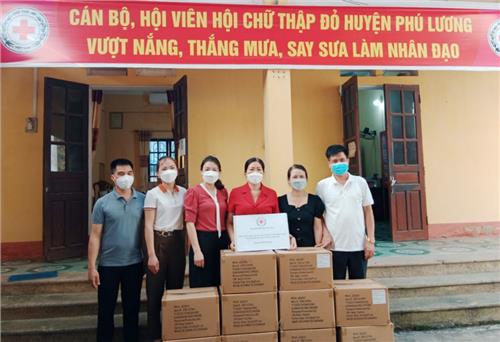 Phú Lương: Trao tặng 10 thùng vật tư y tế cho các đơn vị