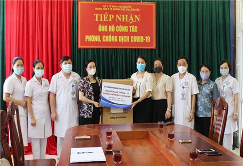 T.P Thái Nguyên: Tiếp nhận quần áo bảo hộ và khẩu trang y tế