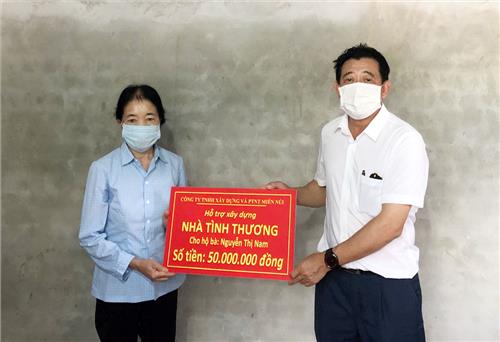 Hỗ trợ xây dựng 2 nhà tình thương cho hộ nghèo