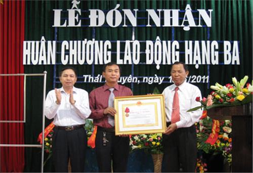 Đón nhận Huân chương Lao động hạng Ba