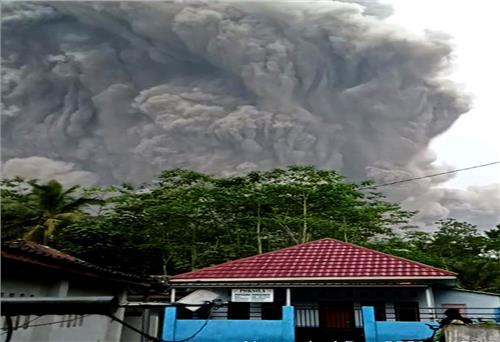 Núi lửa Semeru tại Indonesia phun trào cột tro bụi cao 2 km
