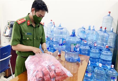 Khởi tố ổ nhóm làm giả nước uống đóng chai