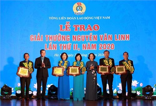 Trao giải thưởng Nguyễn Văn Linh cho 10 cán bộ công đoàn