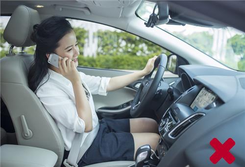 Không nên sử dụng điện thoại khi đang lái xe