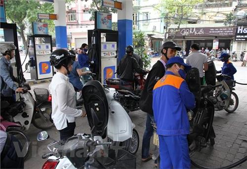 Giá xăng, dầu đồng loạt giảm hơn 500 đồng/lít kể từ 15 giờ chiều ngày 16/8
