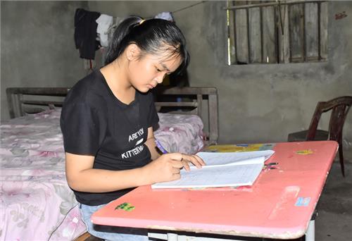 Hai chị em nghèo mong được giúp đỡ