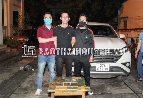Bắt giữ đối tượng vận chuyển trái phép 17 bánh hêrôin