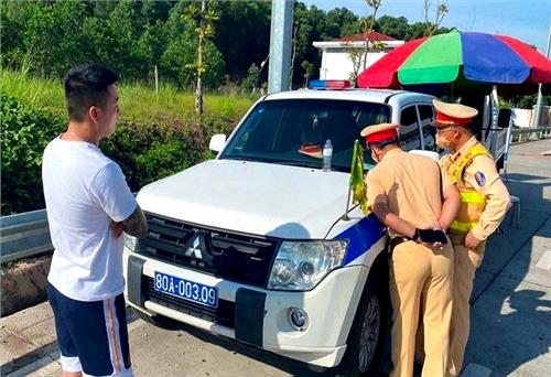 Phát hiện lái xe ô tô sử dụng “thuốc lắc”, không bằng lái đi trên cao tốc