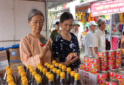 35 gian hàng trưng bày tại phiên chợ đưa hàng Việt về nông thôn