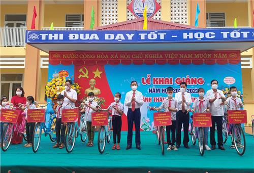 Bàn giao công trình lớp học cho Trường THCS Yên Trạch
