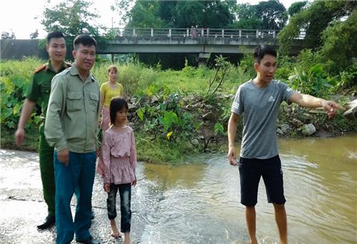 Phú Lương: Kịp thời cứu cháu bé mắc kẹt giữa dòng nước xiết