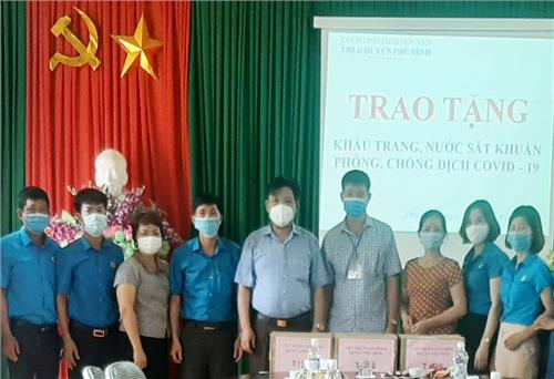 Phú Bình: Tặng khẩu trang, dung dịch sát khuẩn cho các trường nhân dịp năm học mới