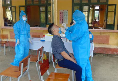 Các địa phương lấy mẫu xét nghiệm SARS-CoV-2 cho giáo viên, học sinh