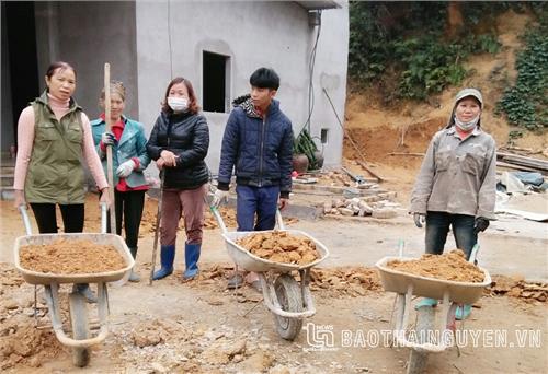 Phụ nữ Suối Bốc giúp nhau ổn định đời sống