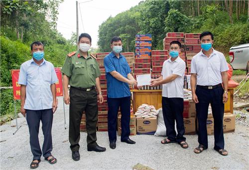 Võ Nhai: Tặng quà hỗ trợ người dân vùng phong tỏa 