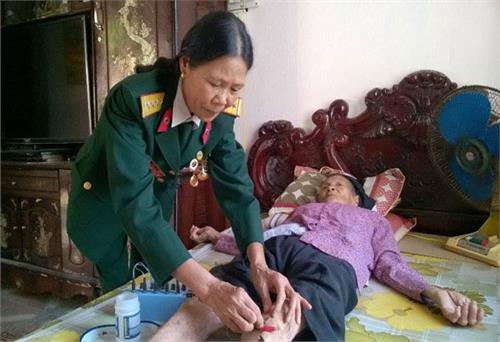 Nữ quân y tận tụy với công việc