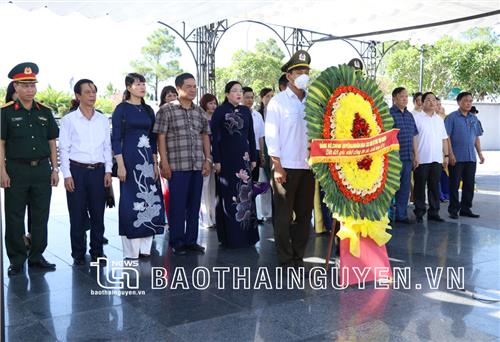 Lãnh đạo tỉnh dâng hương tại Nghĩa trang liệt sĩ Quốc gia Trường Sơn