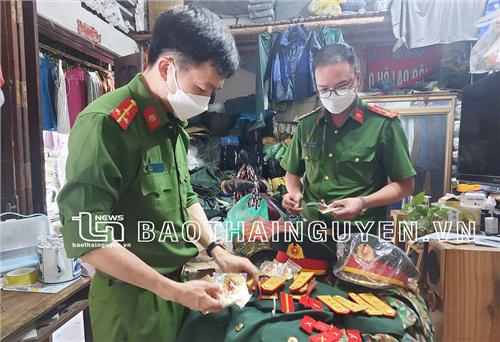 Tạm giữ nhiều mặt hàng giống quân tư trang chưa rõ nguồn gốc