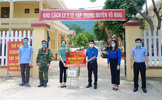 Tặng quà nhân Ngày Quốc tế Thiếu nhi