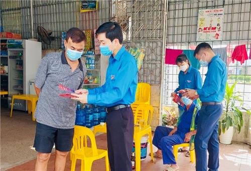 Guiding Thai Nguyen people to install and use COVID-19 prevention and control applications