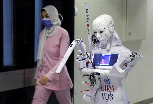 Ai Cập phát minh robot xét nghiệm COVID-19