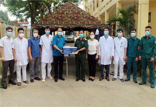 Thăm, tặng quà các chốt kiểm dịch, khu cách ly 
