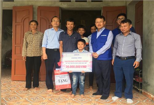 Hỗ trợ học sinh có hoàn cảnh đặc biệt ở xã Vinh Sơn