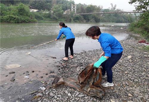 Thả cá không thả túi nilon