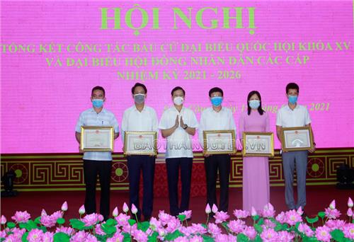 Khen thưởng các tập thể, cá nhân có thành tích xuất sắc trong công tác bầu cử