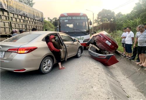Tai nạn liên hoàn giữa 3 xe ô tô