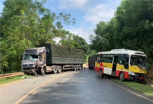 Xe bus di chuyển nhanh, va chạm mạnh với xe đầu kéo