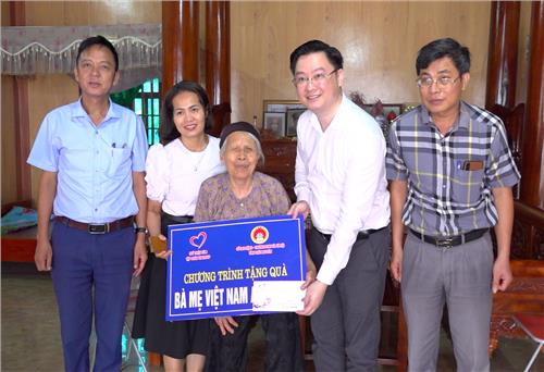 Thăm, tặng quà Mẹ Việt Nam Anh hùng