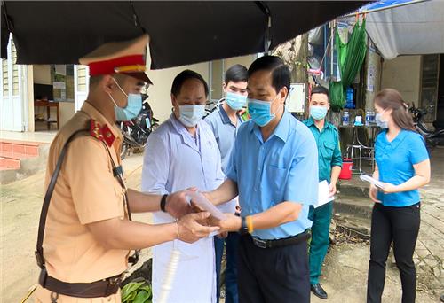 Tặng quà cho công nhân, viên chức, lao động