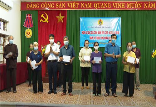  Tặng quà người lao động có hoàn cảnh khó khăn