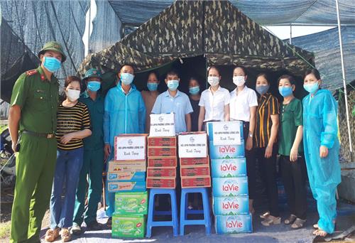 Động viên, tặng quà lực lượng tại chốt kiểm dịch